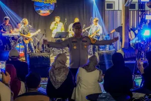 Cara Unik Polisi Ciamis, Hibur Pemudik dengan Musik di Jalur Mudik