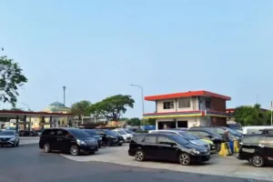 Cegah Kepadatan Kendaraan, Petugas Terapkan Buka-Tutup Rest Area KM 52B Tol Jakarta-Cikampek