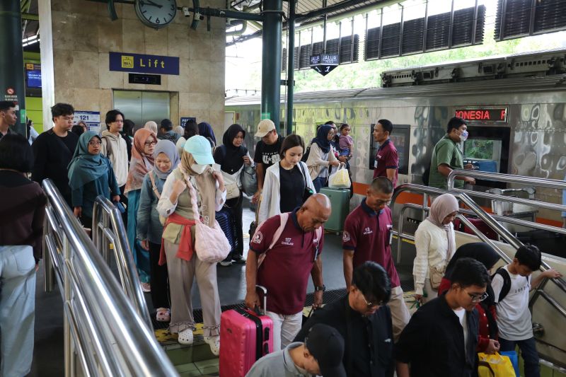 H+2 Lebaran, Sebanyak 51 Ribu Penumpang Kereta Tiba di Jakarta 