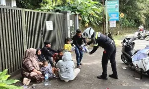Inovasi “Motor Senyum”, Polisi Bagikan Camilan Gratis di Tengah Macet Puncak