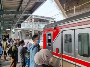 KAI Commuter: Ratusan Ribu Pengguna Musiman Padati Layanan Commuter Line Jabodetabek