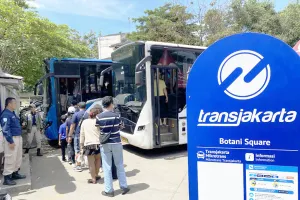 Membludak 2 Kali Lipat, Warga Bogor Serbu Bus P11 ke Jakarta Siang Ini, Antrean Mengular di Botani Square
