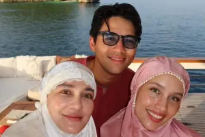 Momen Luna Maya, Maxime, Cinta Laura Shalat Ied di Atas Kapal Pesiar di Raja Ampat 