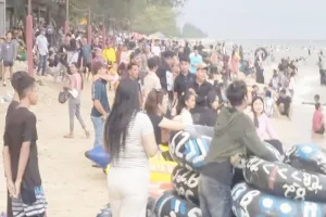 Ribuan Wisatawan 'Kepung' Pantai Ujung Pandaran H+2 Lebaran, Ternyata Ini Rahasia Daya Tariknya