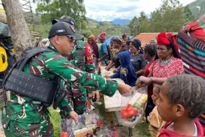 Satgas Pamtas Yonif 511/DY Salurkan 100 Paket Bapok di Distrik Pirime, Lanny Jaya.
