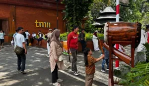 Cuaca Tak Menentu, Antusiasme Pengunjung TMII Tetap Tinggi