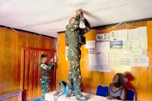 Satgas Yonif 511/DY 'Sulap' Gereja dan Rumah Warga Ninabua Jadi Terang Benderang