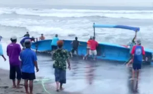 Gelombang Laut Setinggi 3 Meter di Pantai Depok, Dua Perahu Nelayan Terbalik