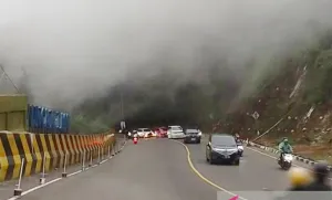 Jarak Pandang Hanya 10 Meter! Jalur Puncak Dikepung Kabut Tebal, Pemudik Balik Wajib Waspada