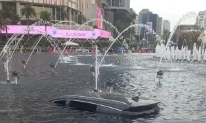 Mobil Taksi Daring Masuk Kolam Bundaran HI 