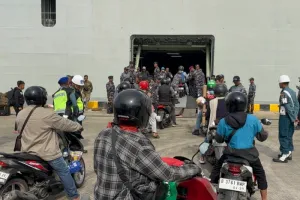Ratusan Pemudik Bermotor dari Semarang Balik ke Jakarta dengan Kapal Perang