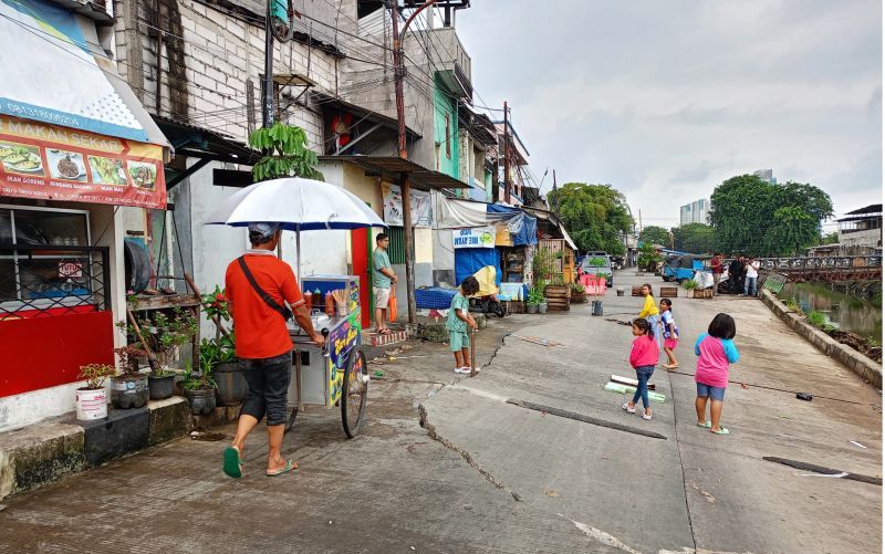 Jalan di Pulogadung Ambles, Warga Desak Pemkot Jaktim Segera Lakukan Perbaikan