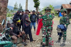 Humanis dan Menginspirasi. Satgas TNI Bantu Warga Papua Lewat Pengobatan Keliling