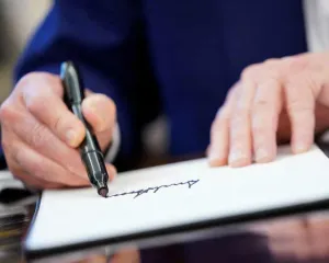 Pertama Kalinya, Tanda Tangan Trump akan Muncul di Uang Pecahan $100 