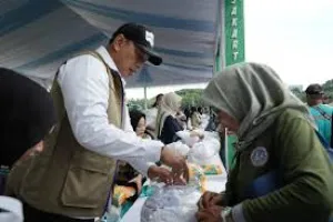 Bazar 100.000 Paket Sembako Gratis di Halaman Monas Laris Manis. Warga Sangat Antusias