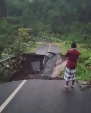 Jembatan Menuju Air Terjun Madakaripura Probolinggo Longsor, Dua Orang Terluka 