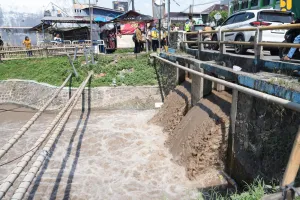 Tinjau Penanganan Pascabanjir Ruas Jalan Ketanggungan–Pejagan, Menteri PU Arahkan Percepatan Pengerukan Muara Sungai Babakan