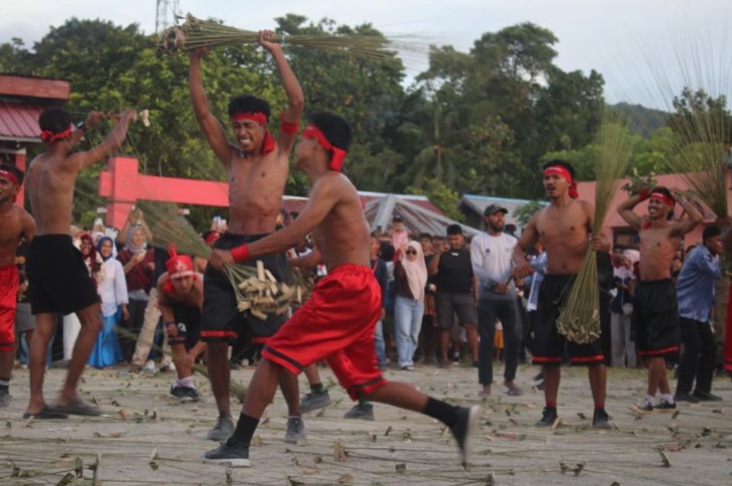 Tradisi Pukul Sapu Lidi Menjadi Simbol Persaudaraan Masyarakat Maluku