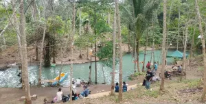 Aik Biru Bukit Senja, Keajaiban Wisata Air Alami di Bawah Bukit yang Dipadati Pengunjung     