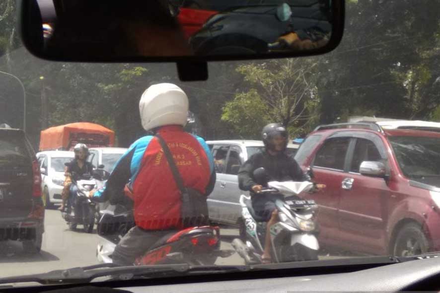 Bencana Tanah Longsor Memicu Kemacetan Lalulintas Hingga 2 km di Maros
