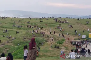 Libur Lebaran, Ribuan Wisatawan Padati Bukit Merese Mandalika 