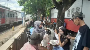 Loko Café Malioboro Dekat Stasiun Tugu Hadirkan Area Kuliner Berlatar Pemandangan Kereta Api