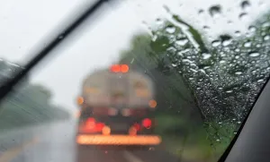 Pengemudi Patut Waspadai “Aquaplaning” saat Berkendara ketika Hujan