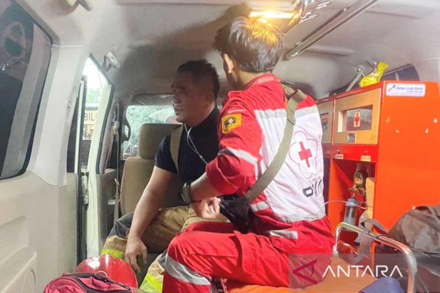 Petugas Damkar Bogor Kelelahan Usai Padamkan Kebakaran 7 Jam