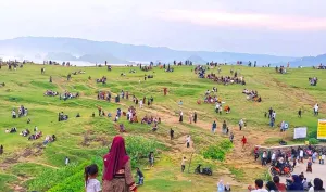 Ribuan Warga Lokal Padati Bukit Merese Mandalika di Libur Lebaran