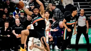 San Antonio Spurs Bungkam Milwaukee Bucks 127-95