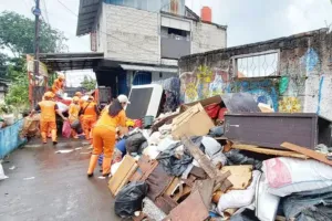 Skrining Sampah di Pasar Kramat Jati
