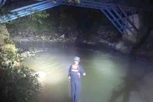 Basarnas Cari Dua Wisatawan Hilang di Sungai Kalimborang Maros