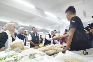 Daging Ayam Anjlok Drastis, Khofifah Sidak Pasar Legi Ponorogo, Cek Harga Sembako Terbaru
