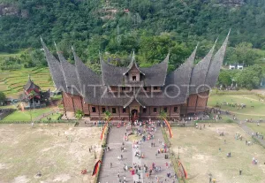 Diserbu 59 Ribu Wisatawan, Istana Pagaruyung Membludak Saat Lebaran!