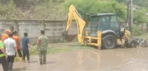 Jalan Bypass Soekarno-Hatta Banjir, Pemkot Bandarlampung Turunkan Alat Berat Normalisasi Saluran Drainase 