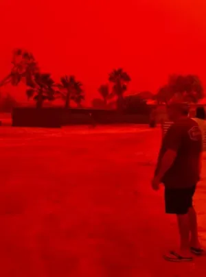 Mengapa Langit di Australia Barat Menjadi Merah Darah? 