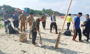Petugas Gabungan Bersih-bersih Sampah di Wisata Pantai Garut