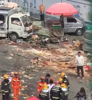 Sadis, Korban Bergelimpangan saat Buldoser Melaju Kencang di Pasar Dahanji Beijing - Tiongkok Sensor Berita