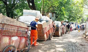 Truk Sampah di TPS Cipinang Mengular Imbas Longsor Bantargebang