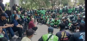 Driver Ojol Unjuk Rasa ke Kampus Unpad, Ternyata Pengemudi Protes Aturan QR Code  