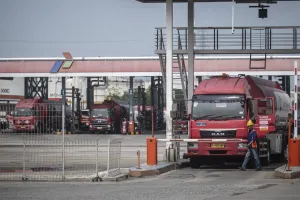Harga BBM Ditahan, Ketergantungan Energi Fosil Kian Dalam