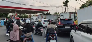 SPBU Pesing Diserbu Jelang 1 April, Antrean Kendaraan Mengular Bikin Macet