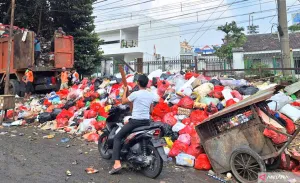 10 Ton Sampah di TPS Liar Pasar Minggu Diangkut Satu Truk Per Hari