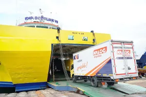 Antrean Mengular 12 KM, Truk Logistik "Kepung" Pelabuhan Ketapang, ASDP Bongkar Strategi Darurat Ini