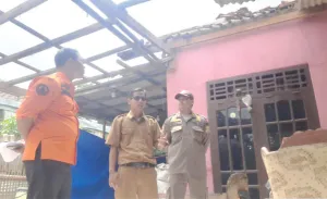 Bekasi Mencekam, Puting Beliung Sapu 27 Rumah di Cikarang, Atap Terbang hingga Pohon Tumbang Timpa Warga