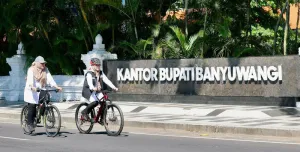 Bupati Ipuk Fiestiandani Kayuh Sepeda ke Kantor, Beri Contoh ASN Hemat BBM