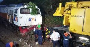 Jalur Kereta Maswati-Sasaksaat Bandung Barat Longsor, Penumpang KA Ciremai Dievakuasi Pakai Bus