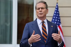 Menkeu AS: Washington Akan Rebut Kendali Selat Hormuz untuk Pulihkan Navigasi