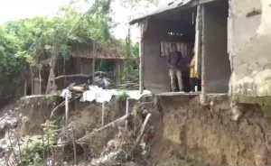 Rumah Warga Ambruk Digilas Longsor Kali Cikarang, Penghuni Mengungsi