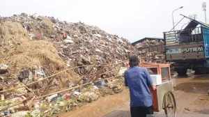 Sampah Bikin Rontok Omzet Pedagang